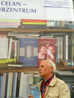 Ralph Dutli vor dem Paul-Celan-Zentrum in Czernowitz (Ukraine), 2013 Ralph Dutli vor dem Paul-Celan-Zentrum in Czernowitz (Ukraine), 2013